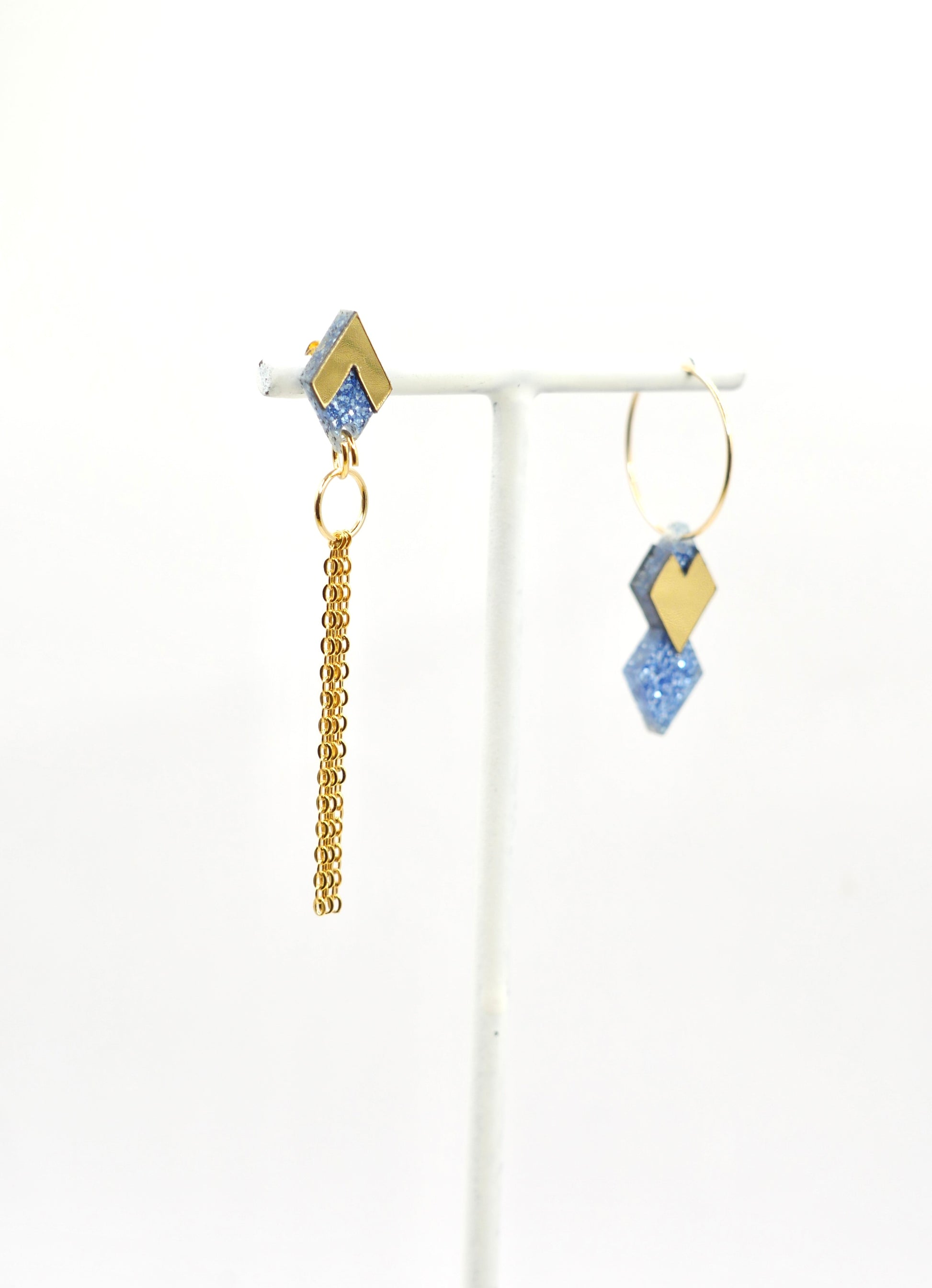 Détail des boucles d’oreilles Carmen bleu paillettes 