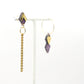 Détail des boucles d’oreilles Carmen violet paillettes