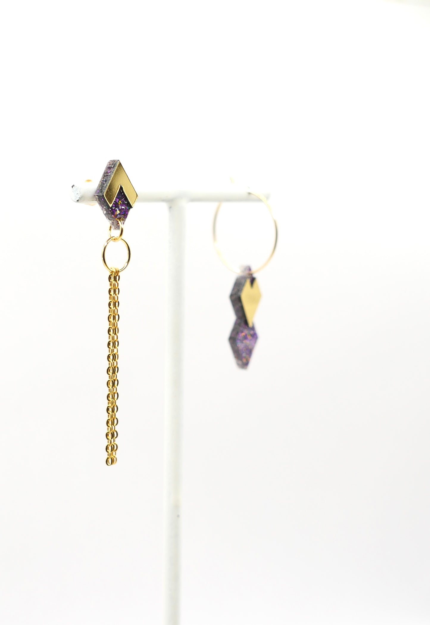 Détail des boucles d’oreilles Carmen violet paillettes