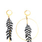 Détail des boucles d’oreilles liane laiton et noir