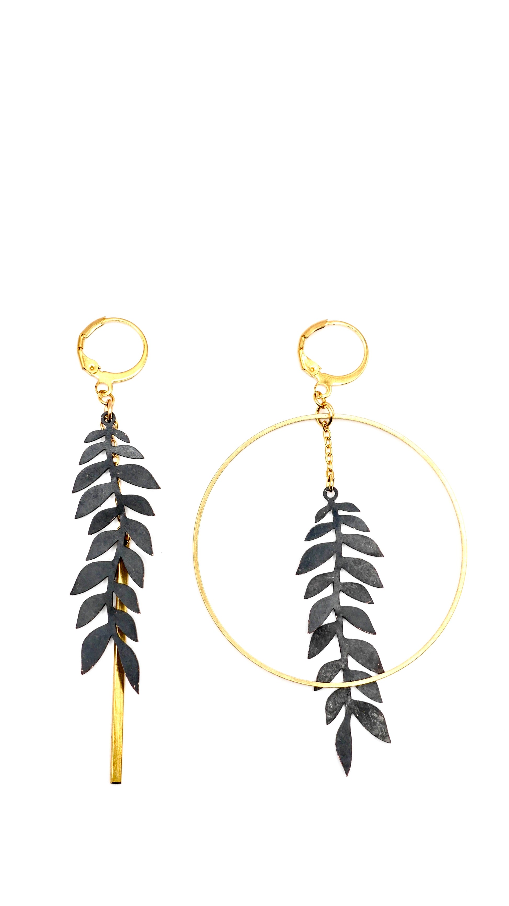 Détail des boucles d’oreilles liane laiton et noir