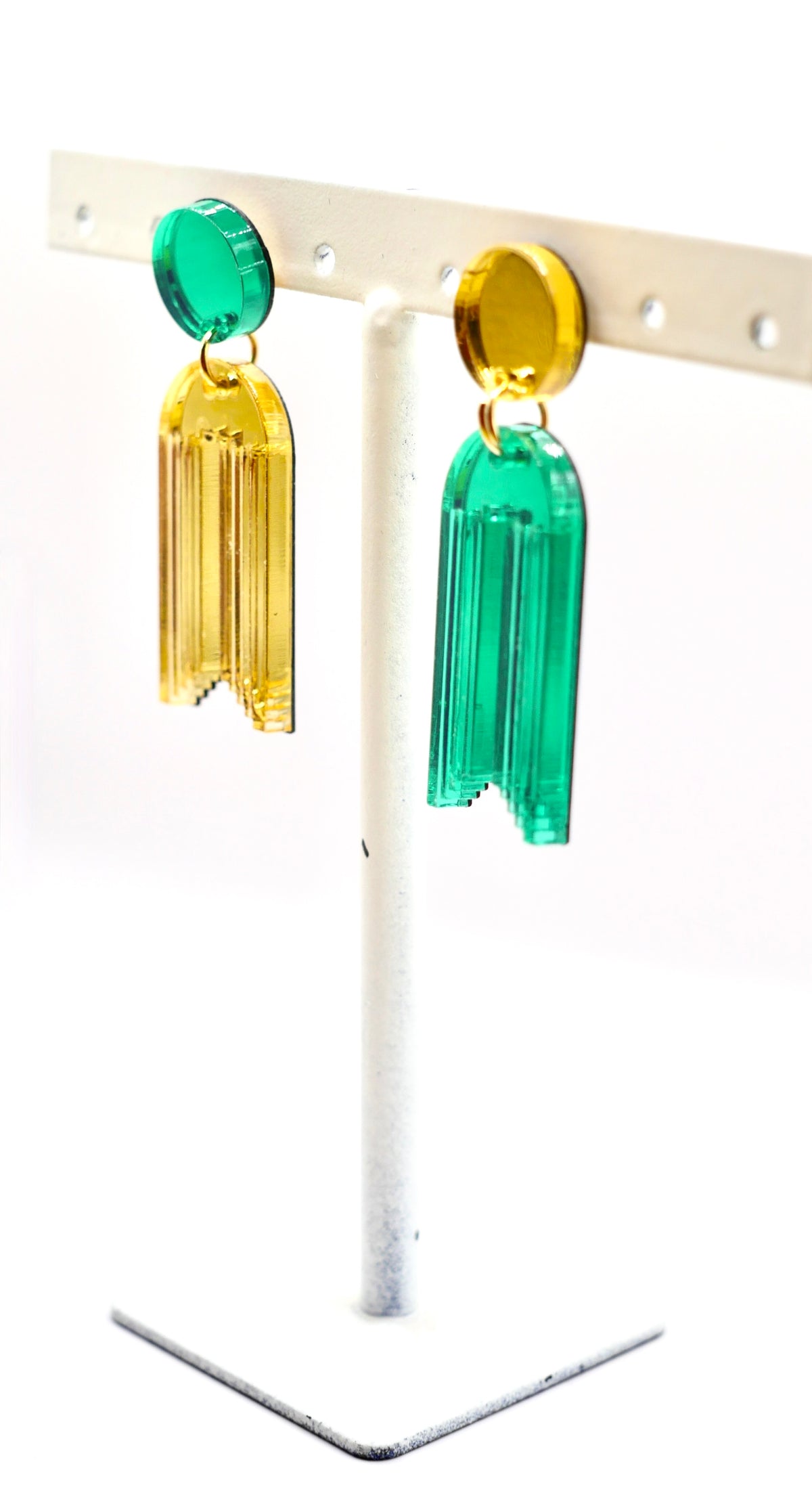 Détail des boucles d’oreilles asymétriques Zéphyr vertes 