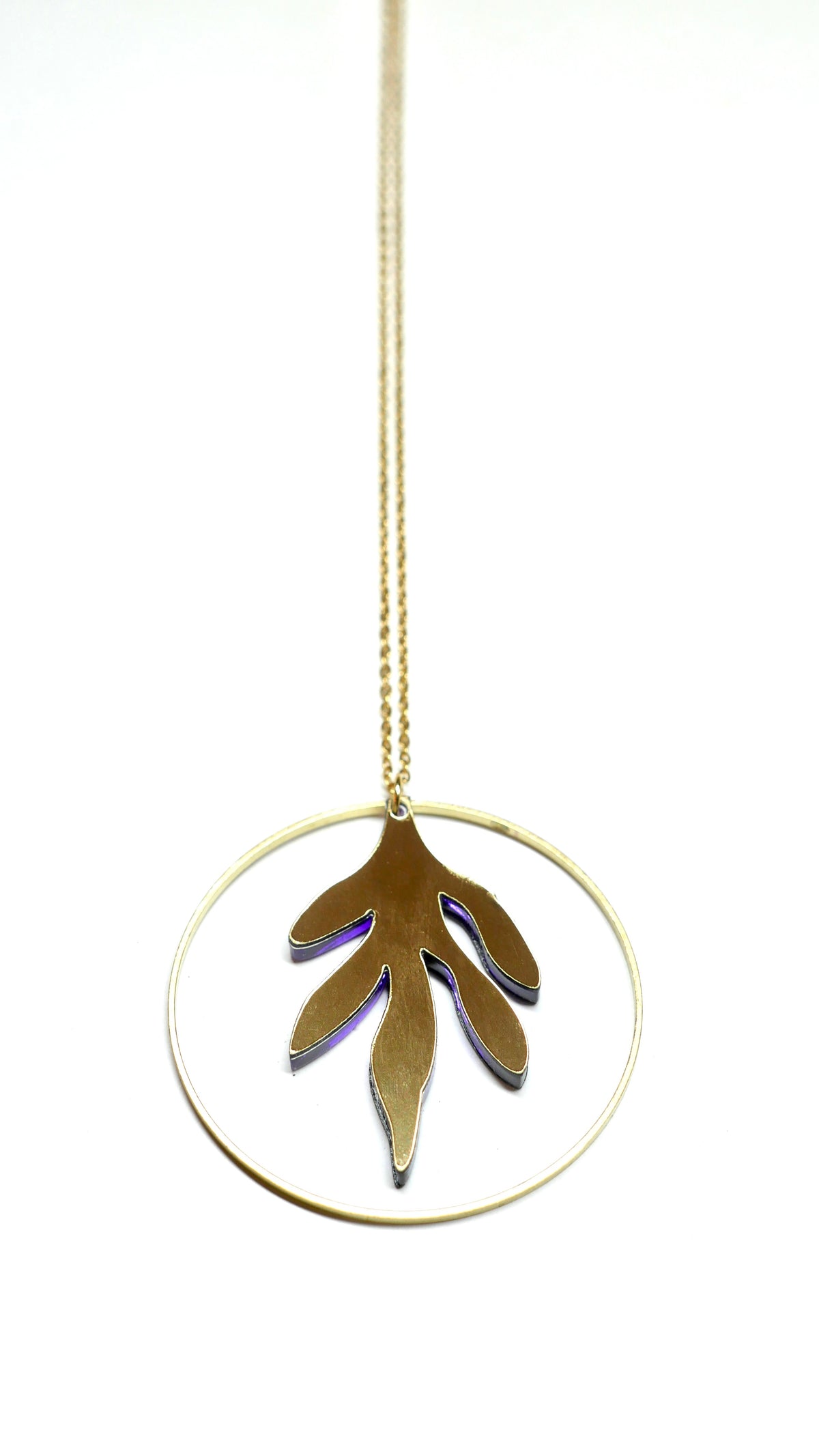 Dos du pendentif du sautoir. Sacha 