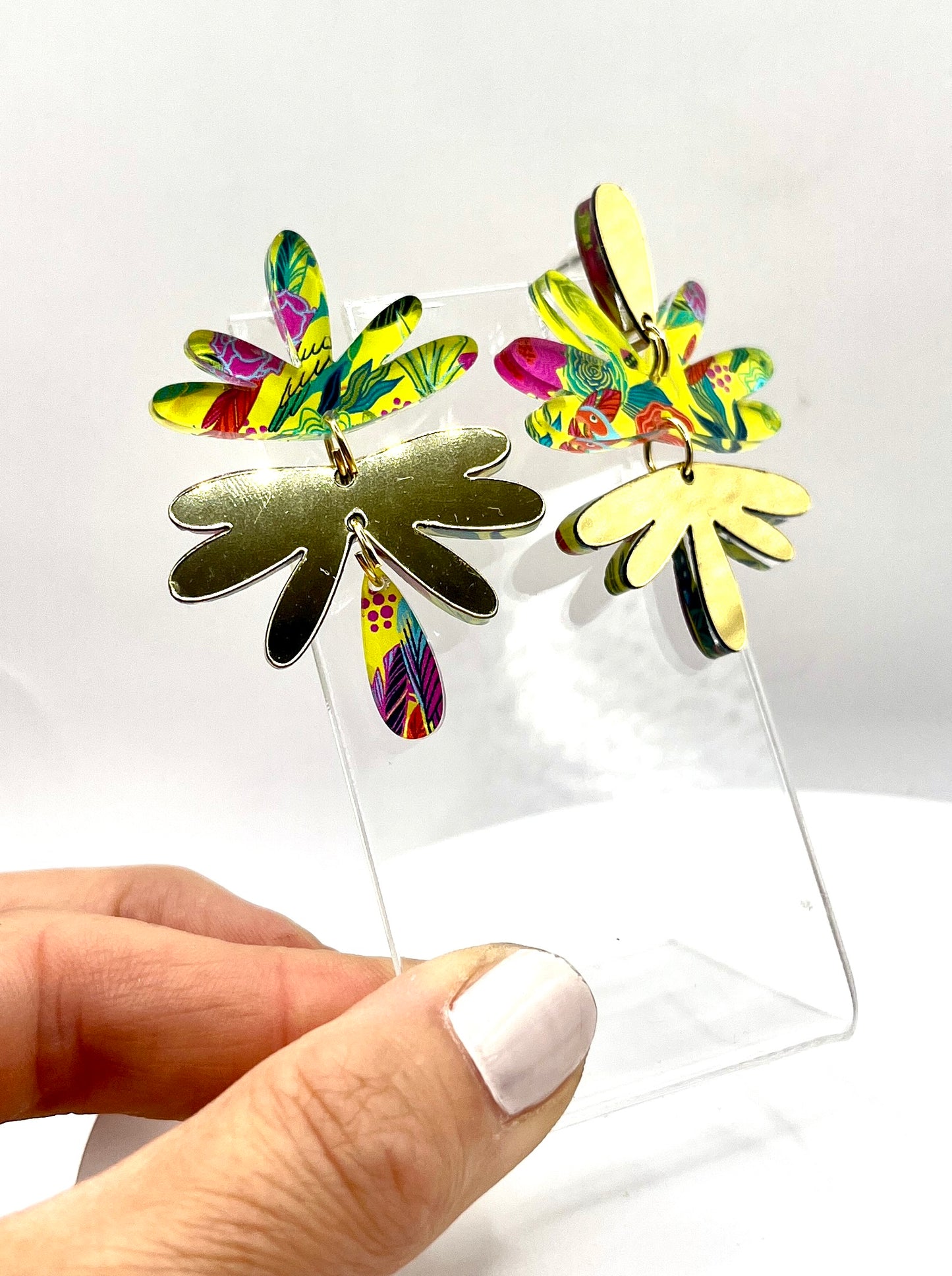 Détail de la boucle d’oreille Heli, motif tropical
