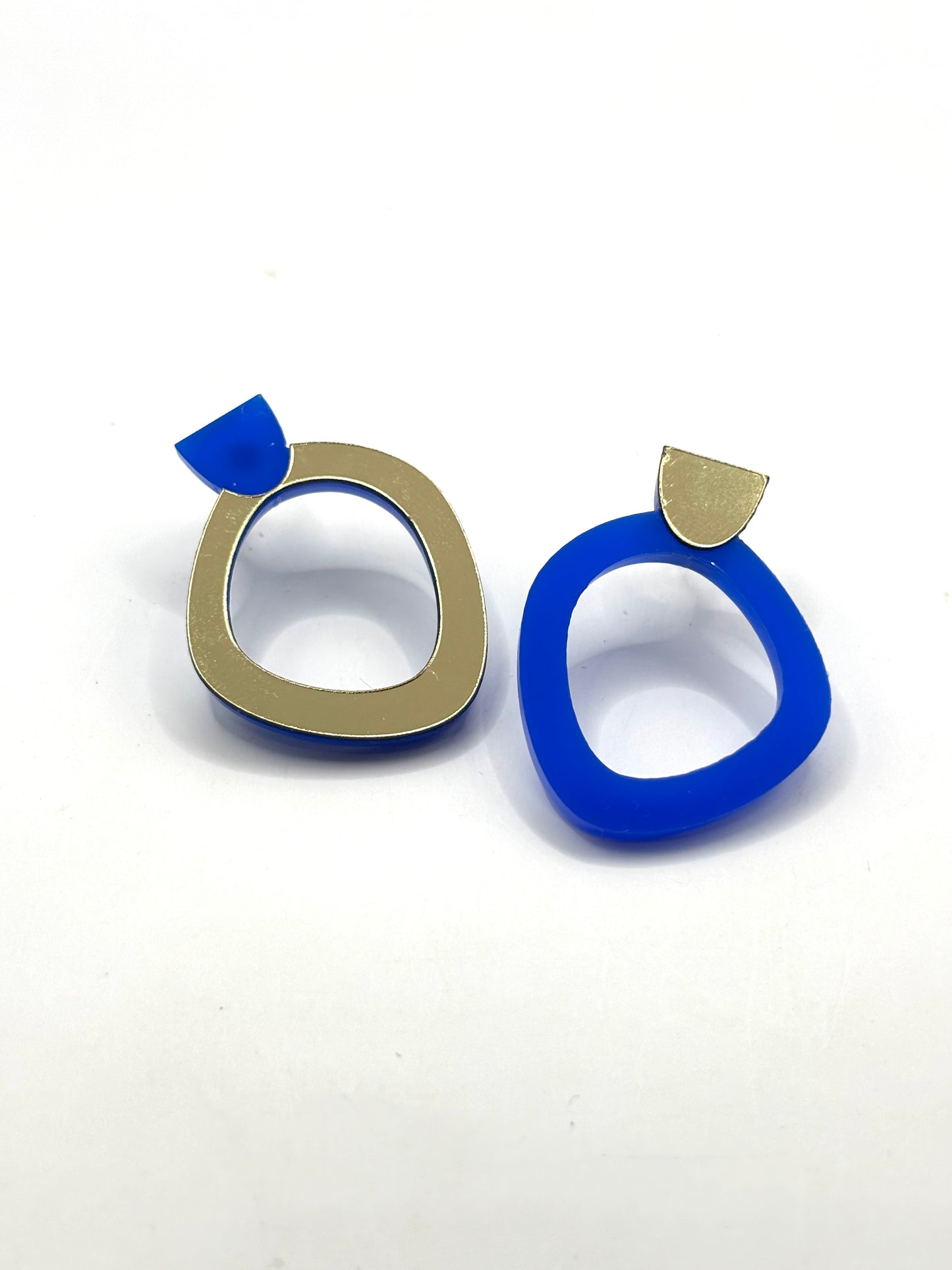 Boucles d'oreilles Kira en plexiglas bleu, découpées au laser – Alicia C