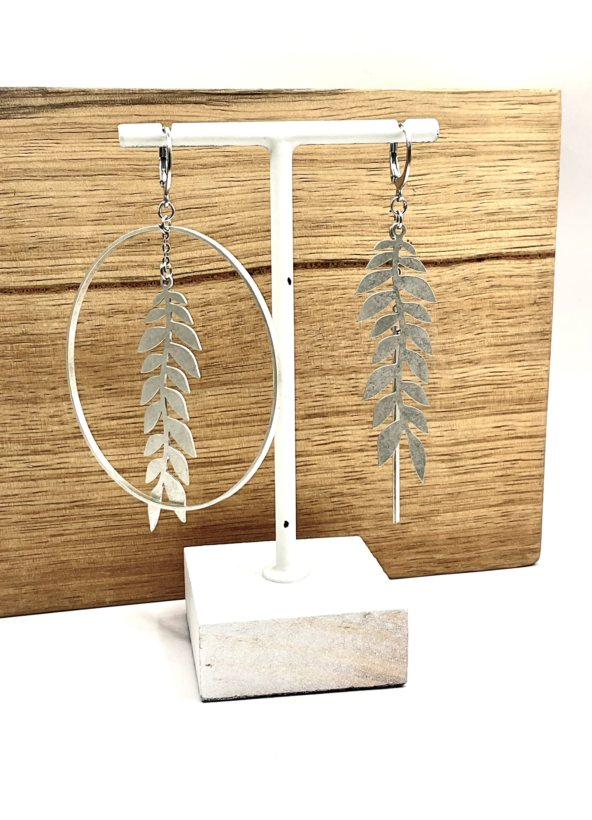 Boucles d’oreilles asymetriques liane, en laiton argenté 