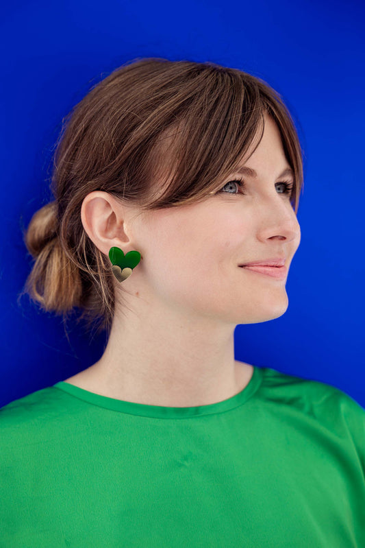 Boucles d'oreilles Loona Puces vertes portées, forme cœur en plexiglas