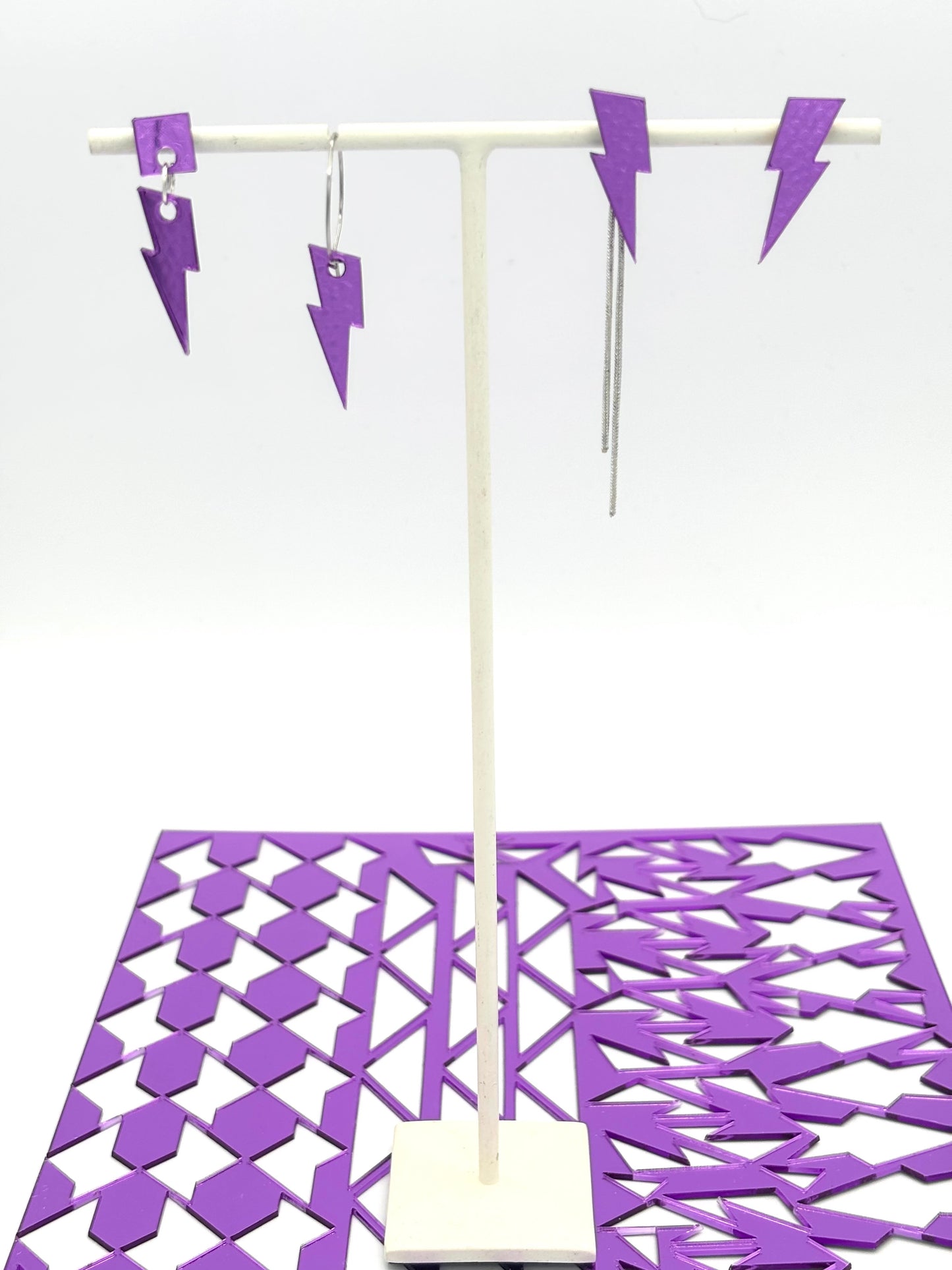 Boucles d’oreilles Mini Storm violette et argentée, look dépareillé
