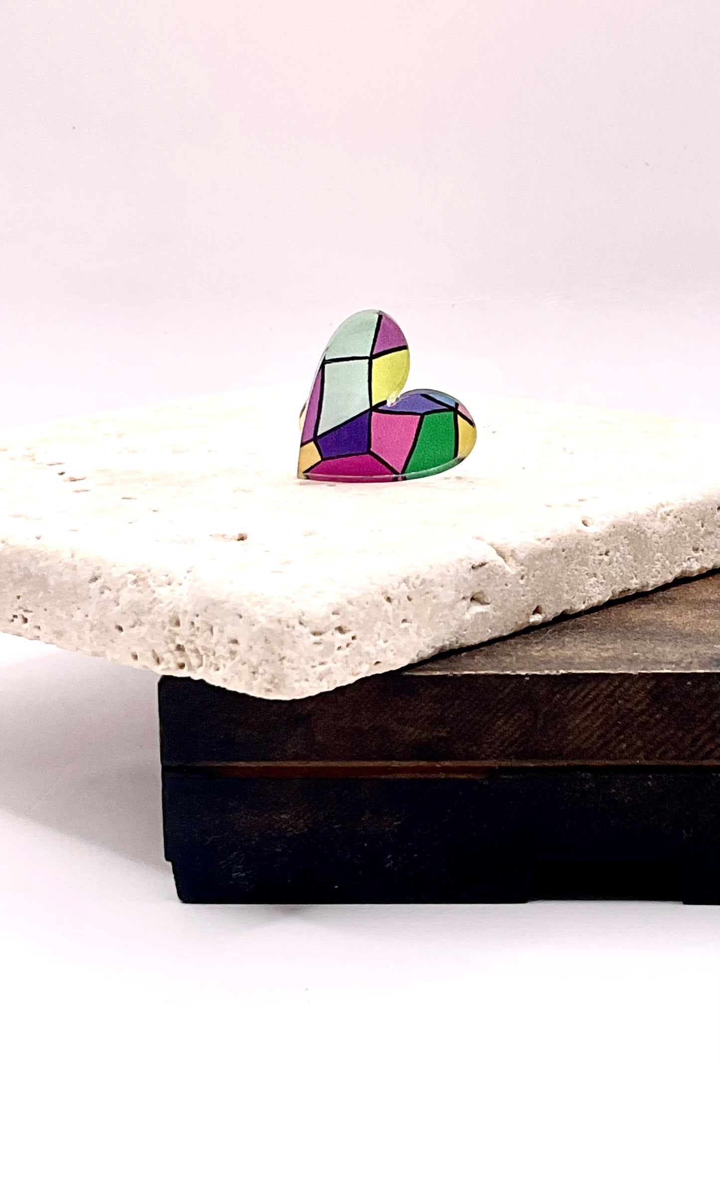 Détail du pins love en forme de cœur, broche motif vitraux