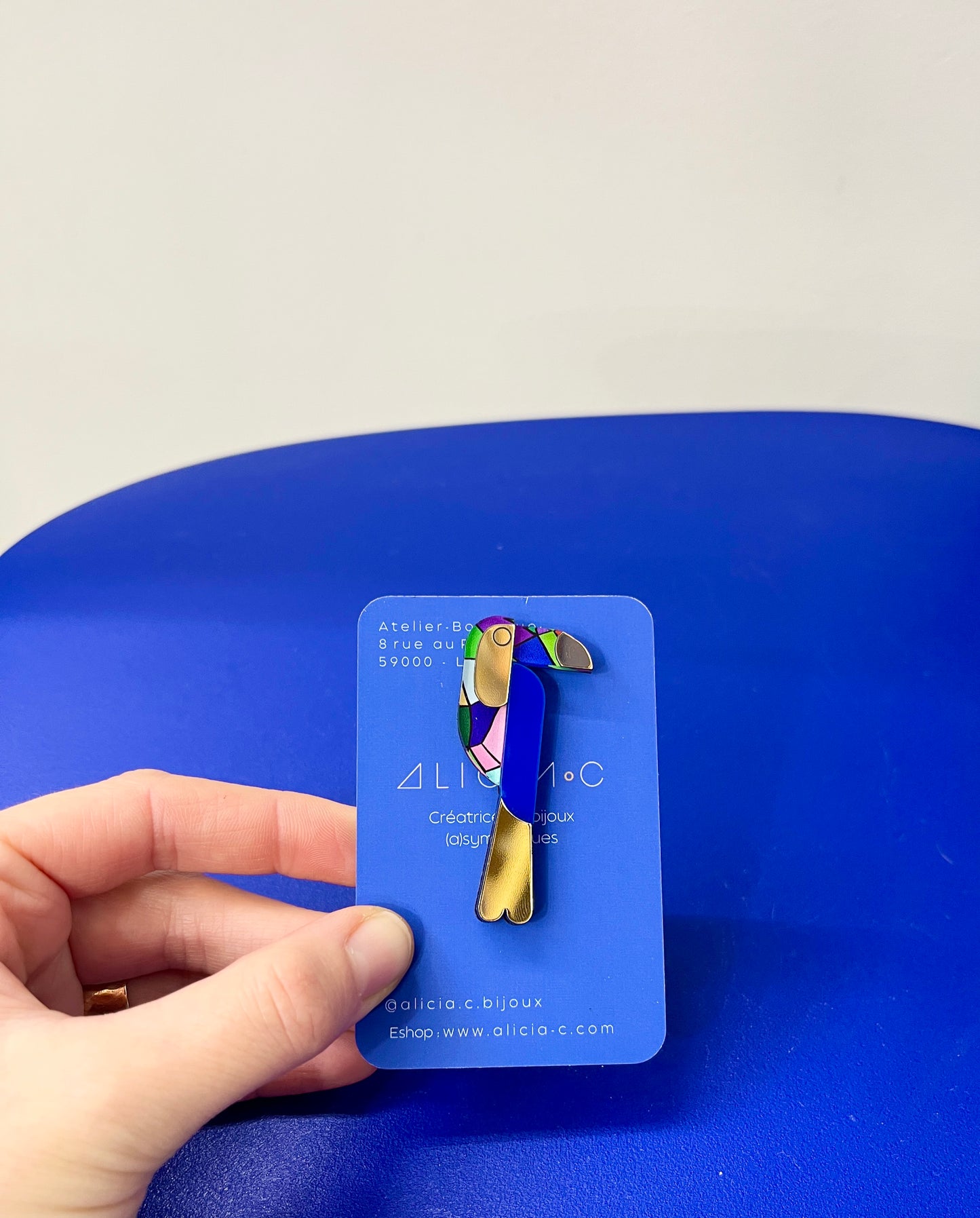 Pins toucan bleu et vitrail, broche colorée 