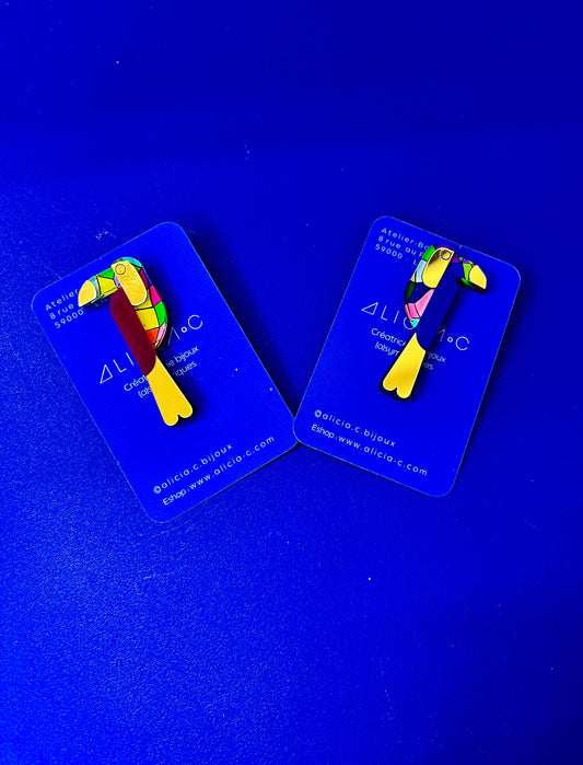Détail de pins en forme de toucan, broche colorée
