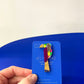 Détail du pins toucan bordeaux et vitrail
