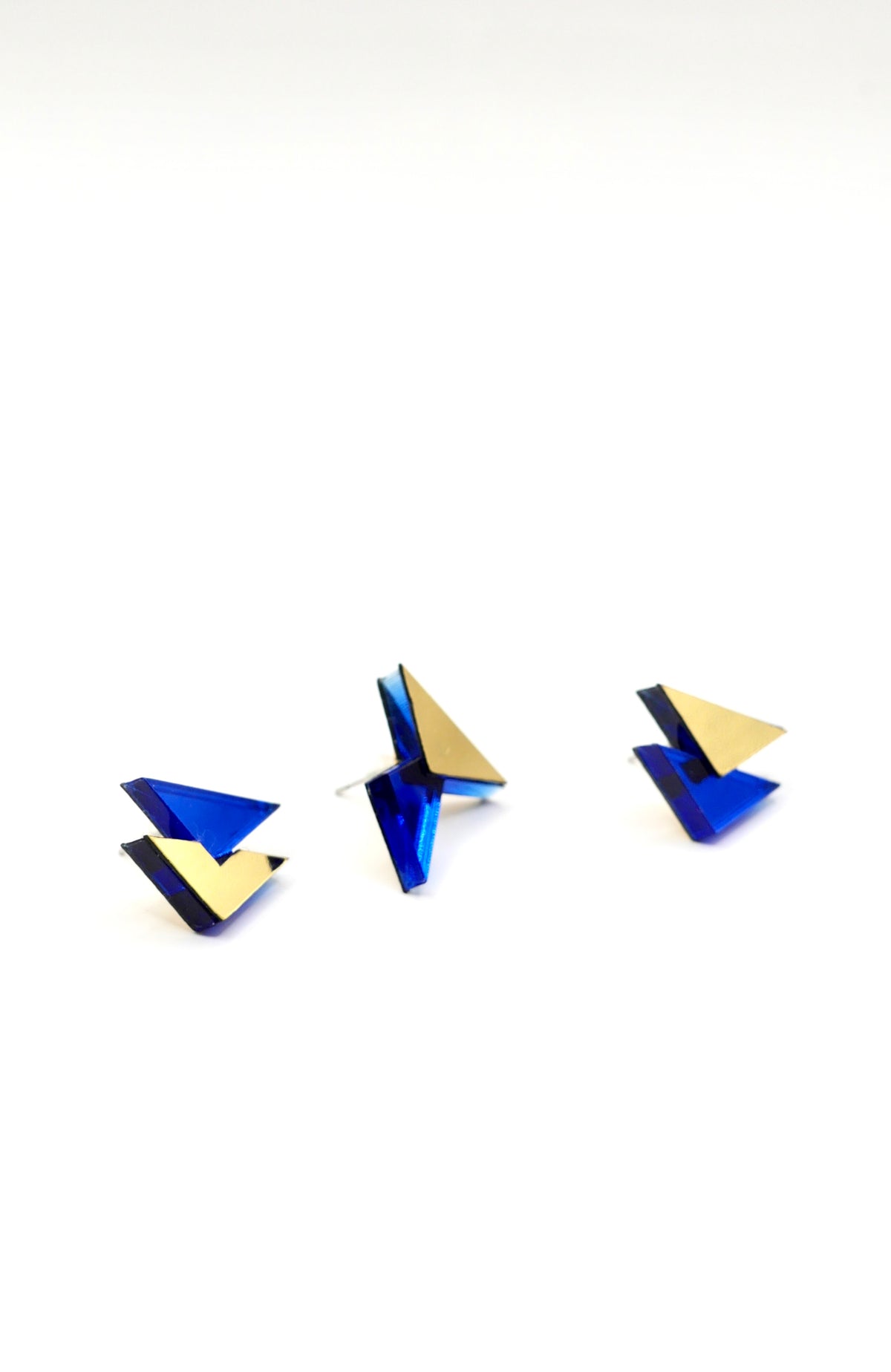 Boucles d’oreilles puces Mila bleu miroir 