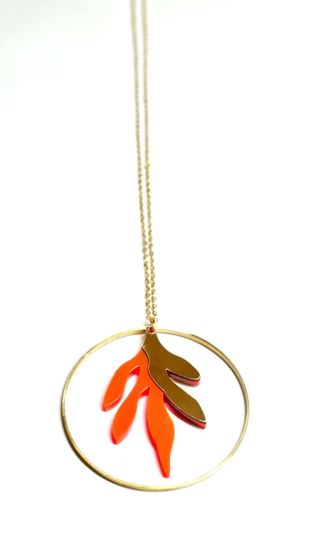 Sautoir en plexiglass, feuille dorée et orange