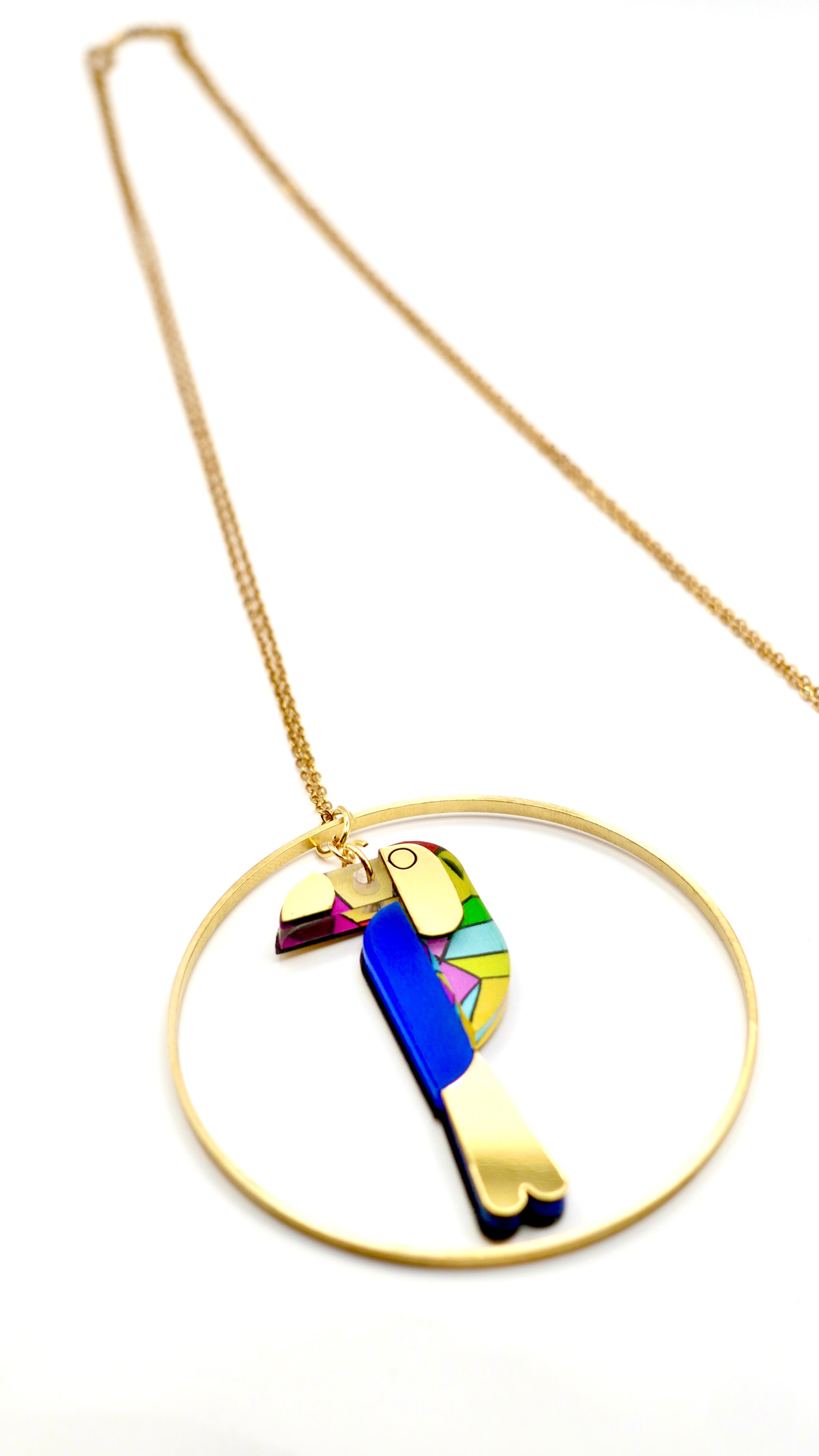 Sautoir toucan bleu et vitrail 