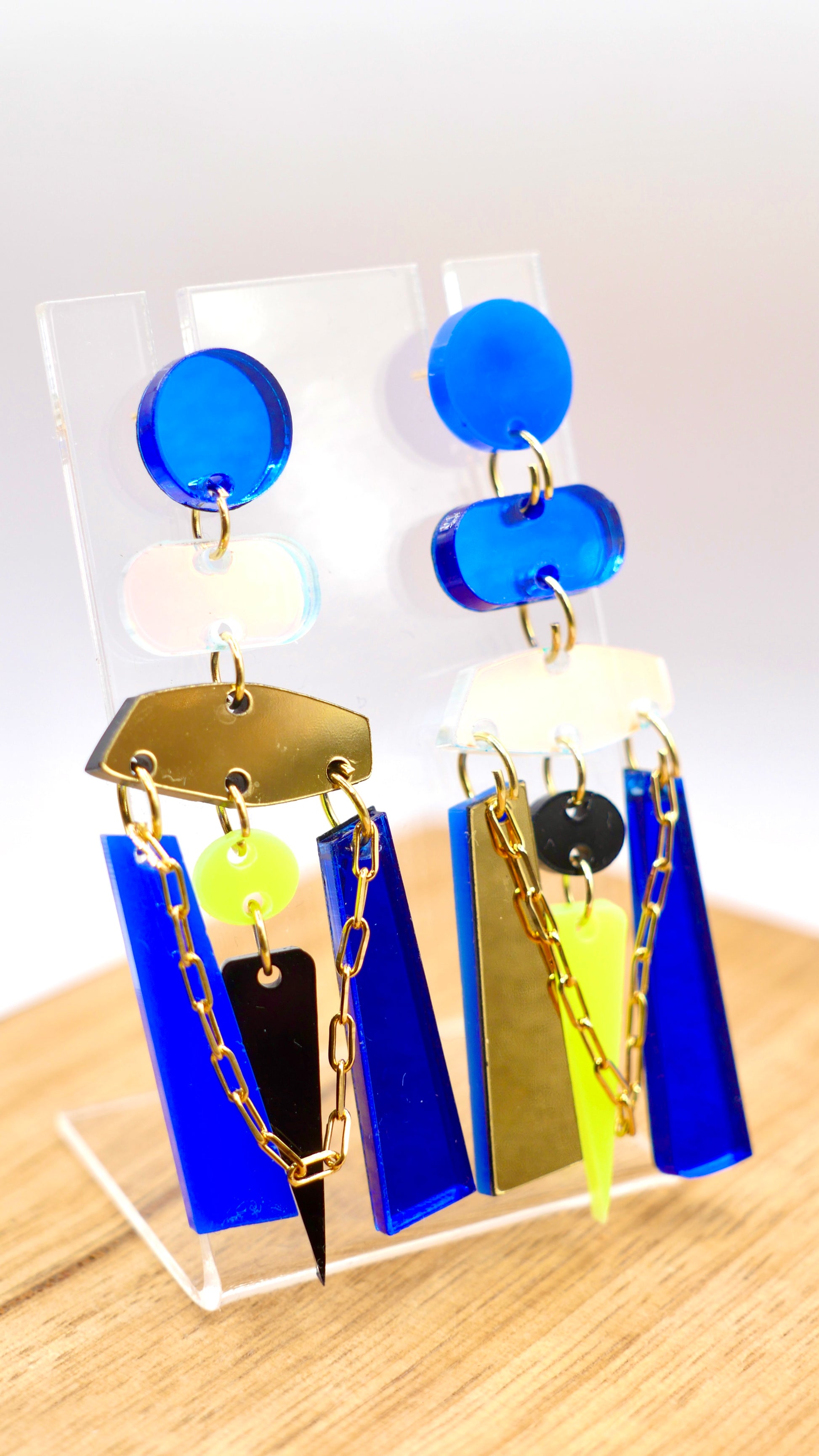 Paire de boucles d’oreilles asymétrique, bleue, jaune et dorée