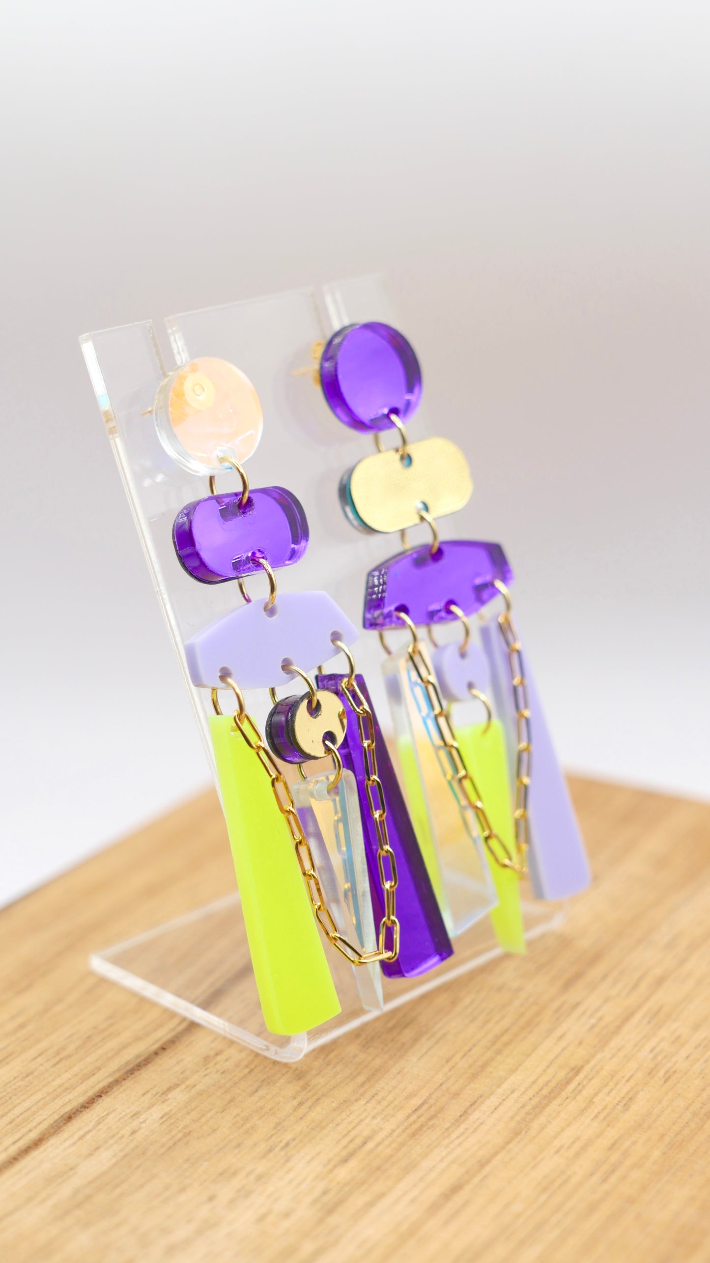 Paire de boucles d’oreilles asymétrique violet et jaune 