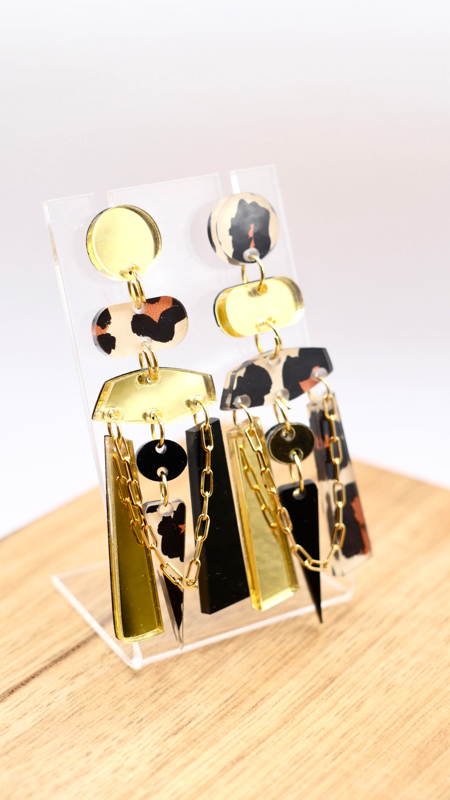 Paire de boucles d’oreilles asymétriques Scandi léopard et doré 