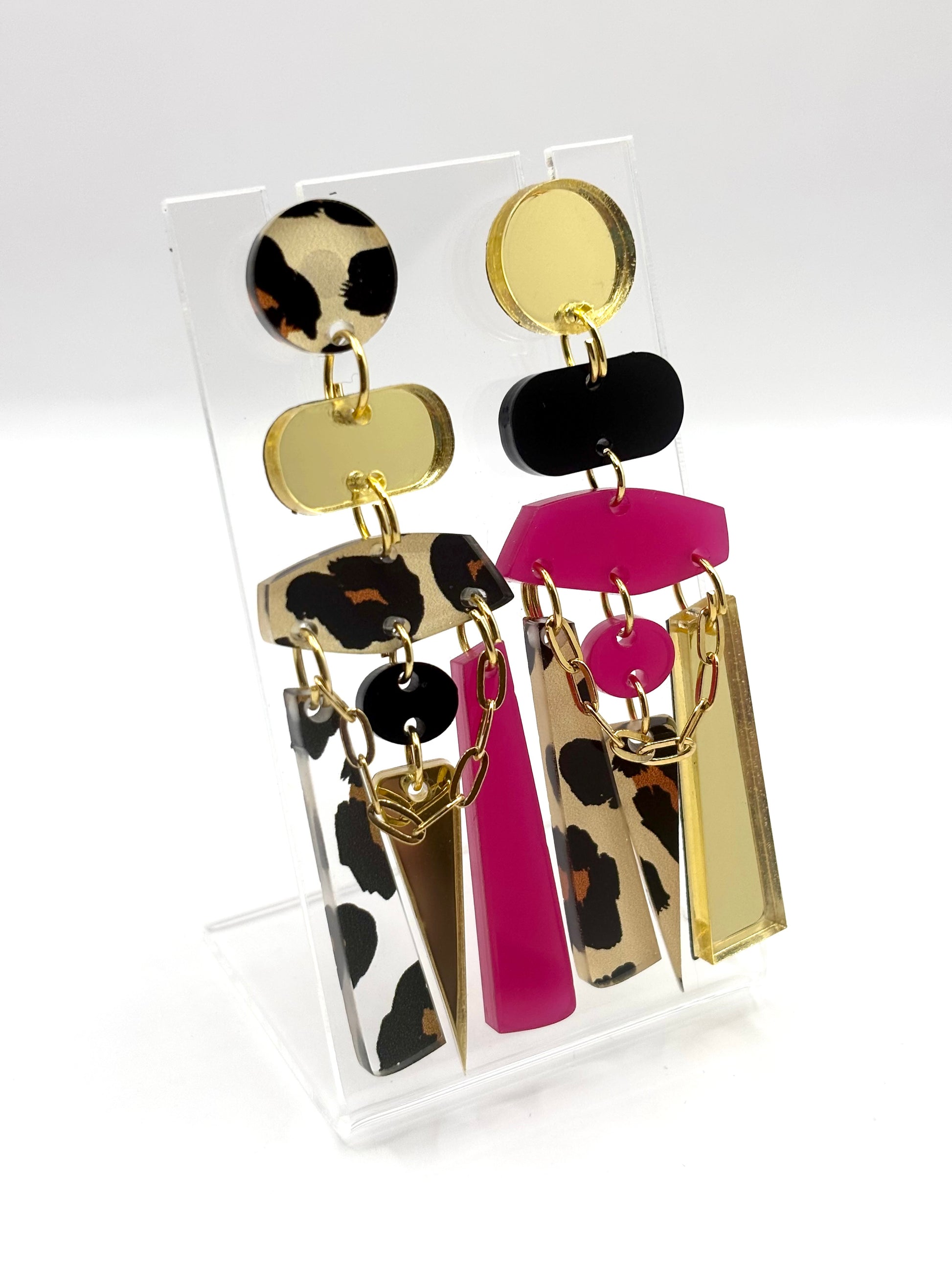 Paire de boucles d’oreilles asymétriques Scandi léopard et rose 
