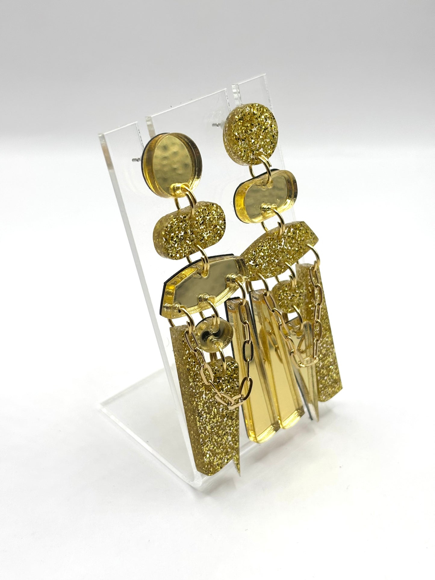 Paire de boucles d’oreilles asymétriques Scandi dorées à paillettes 
