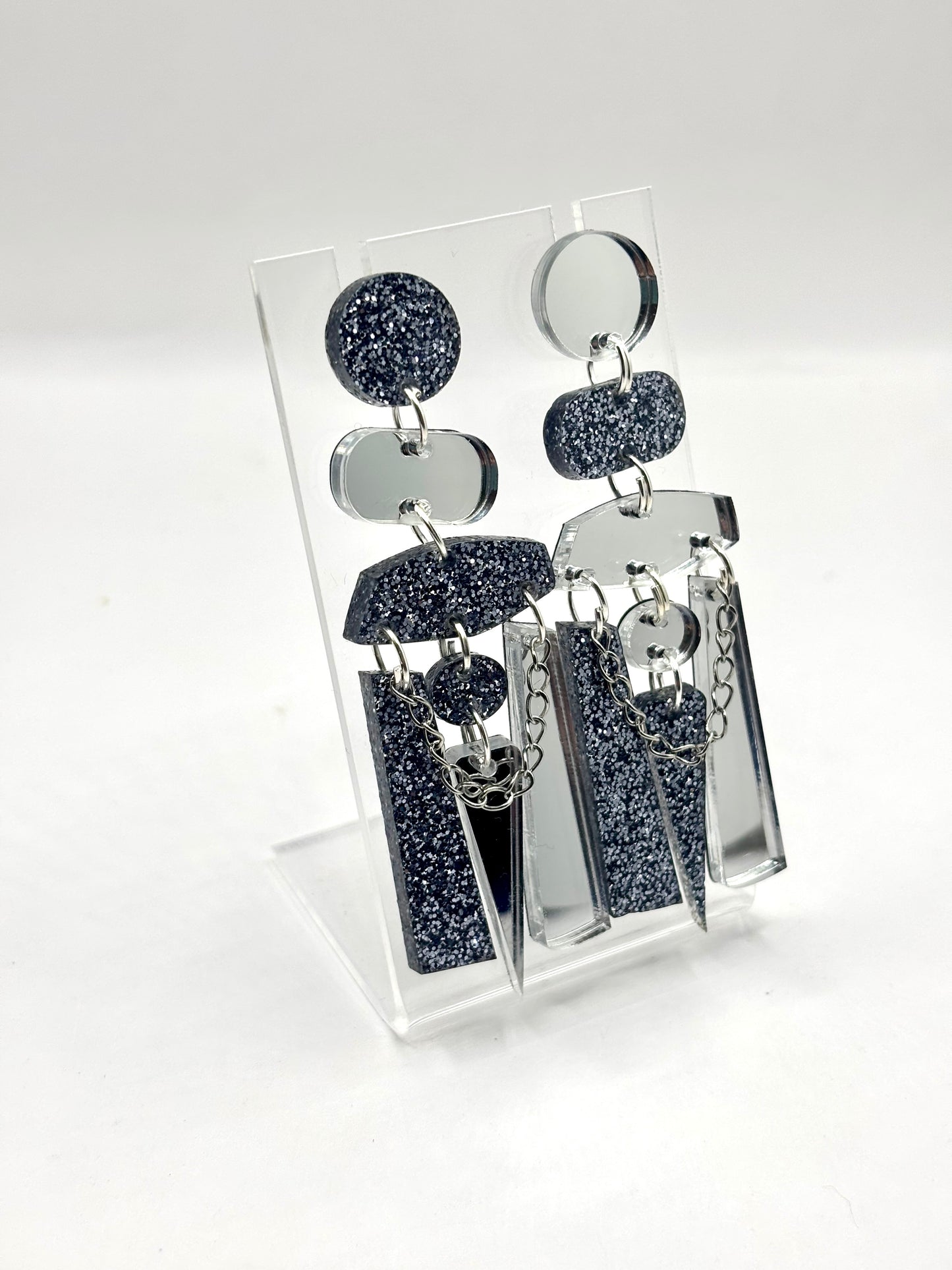 Paire de boucles d’oreilles asymétriques Scandi gris à paillettes 