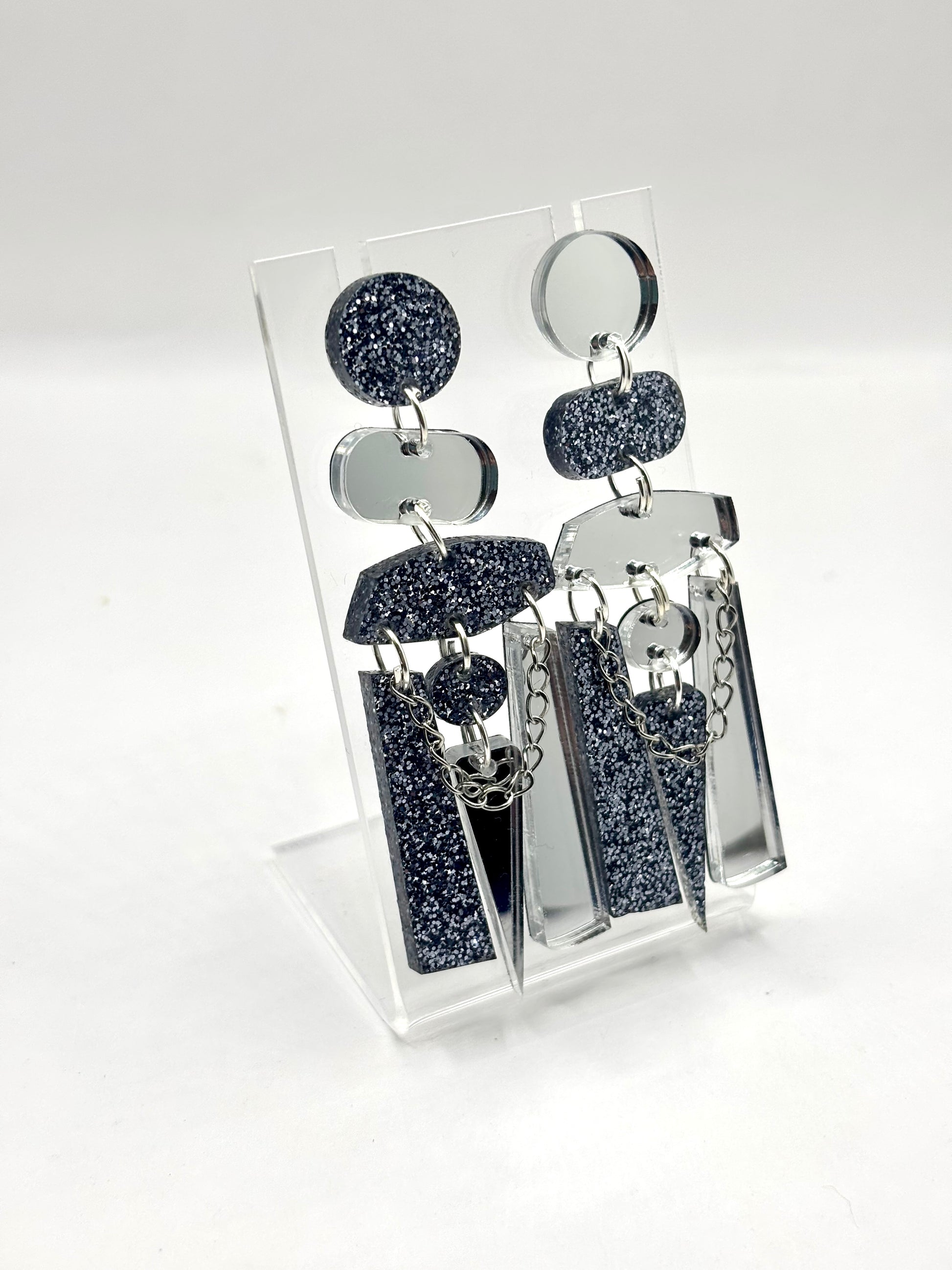 Paire de boucles d’oreilles asymétriques Scandi gris à paillettes 