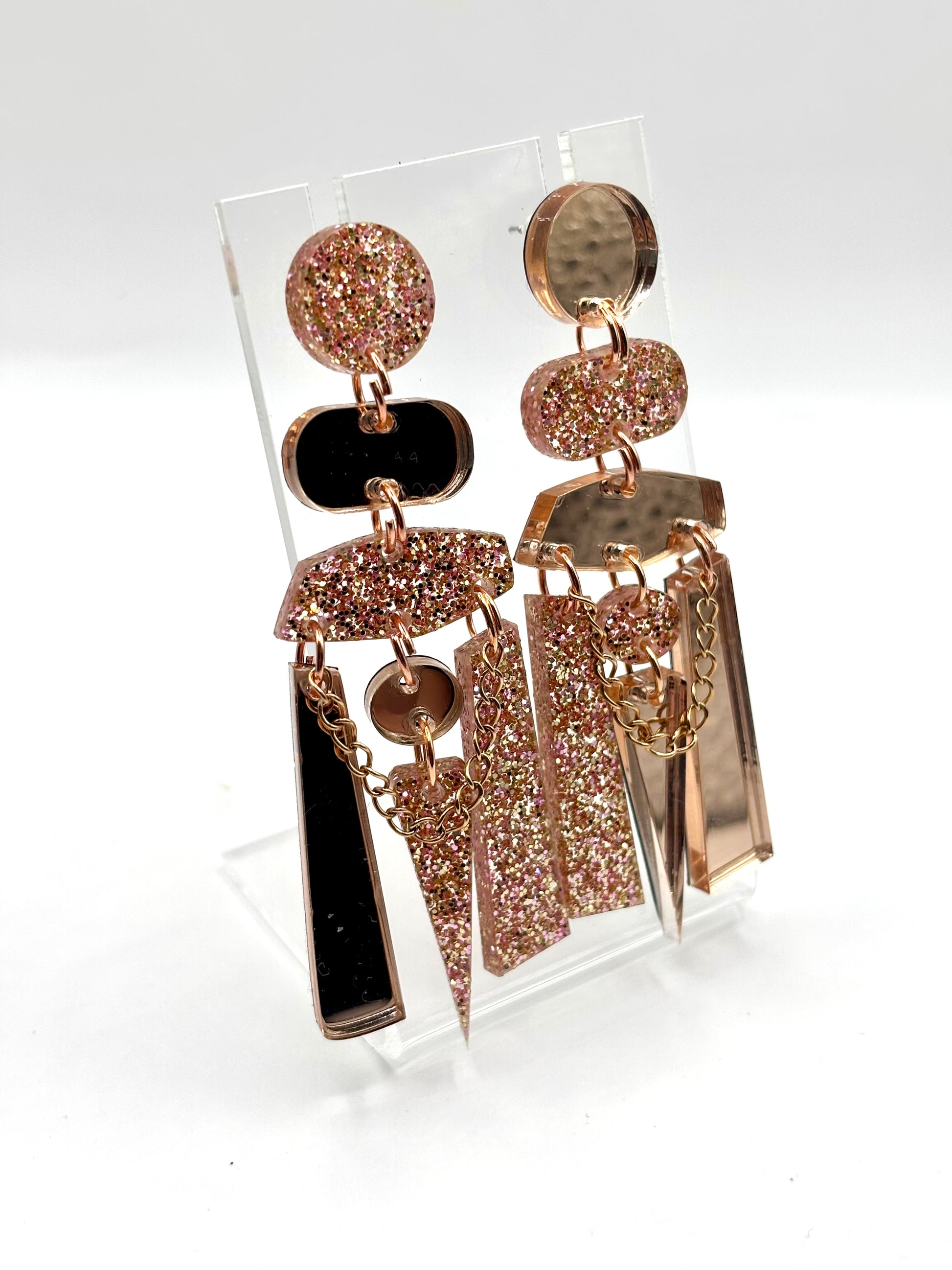 Paire de scandi, boucles d’oreilles asymétriques roses à paillettes 