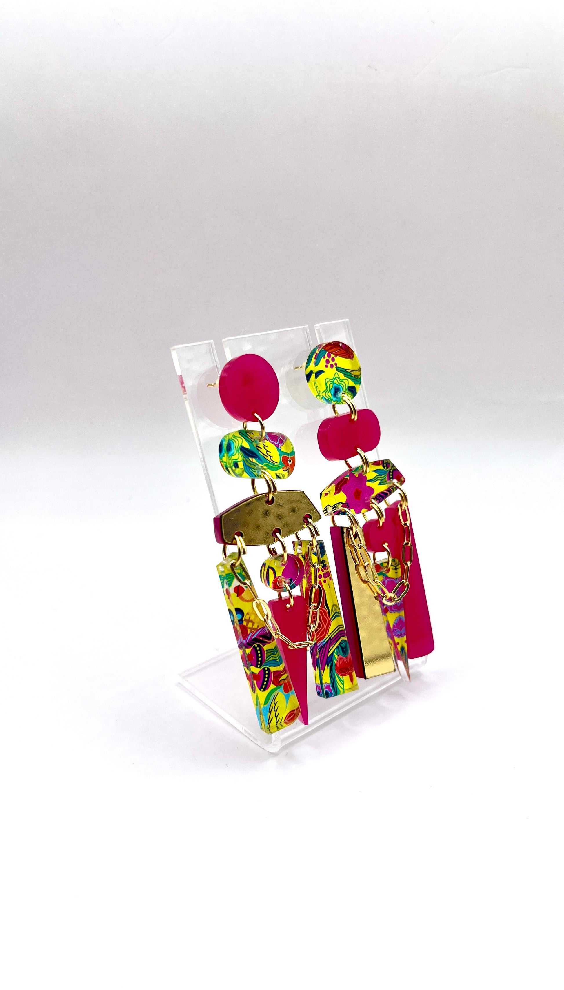 Paire de boucles d’oreilles asymétrique tropicale et rose 