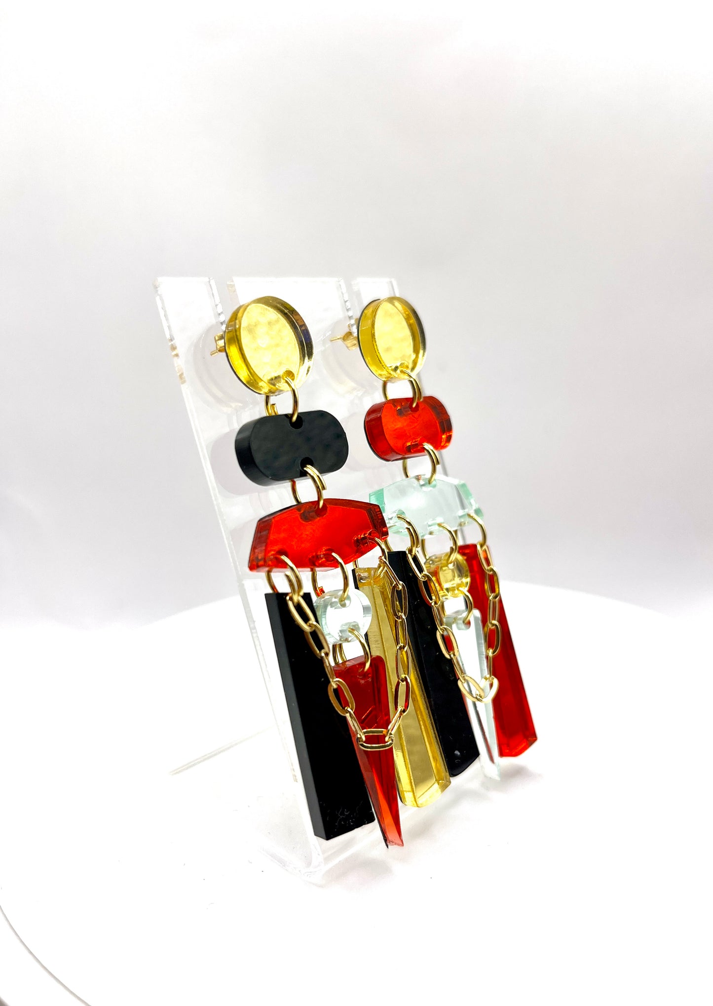 Paire de boucles d’oreilles asymétriques Scandi rouge, noir et doré 