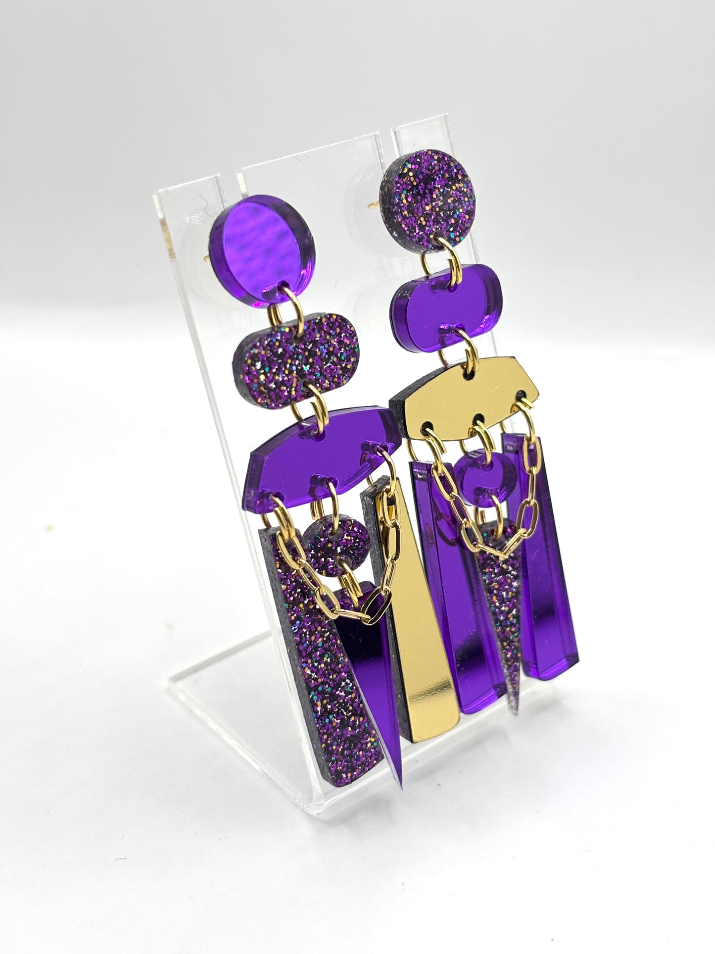 Paire de boucles d’oreilles asymétriques violet à paillettes 