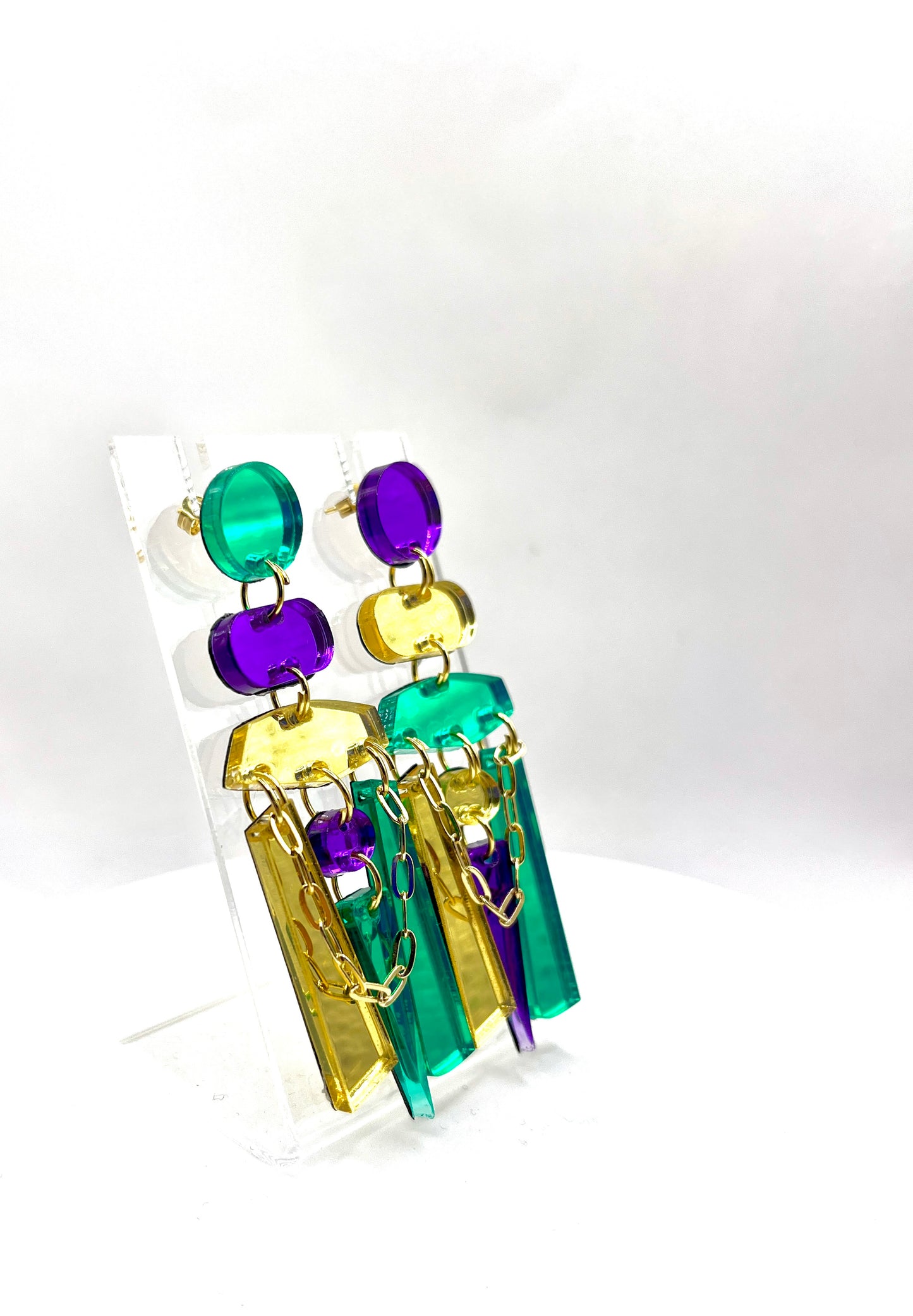 Paire de boucles d’oreilles asymétriques Scandi dorée, verte et violette