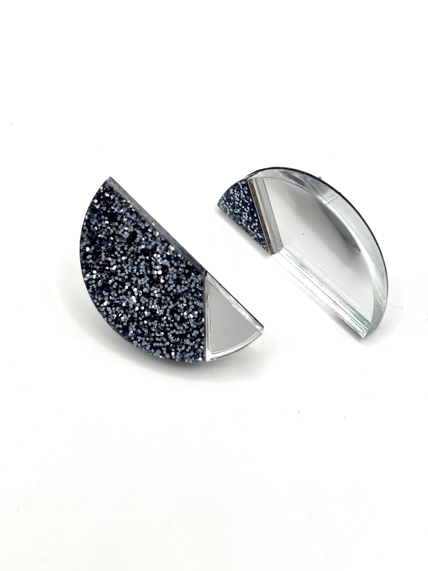Boucles d’oreilles asymétriques gris paillettes et argent
