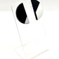 Paire de boucles d’oreilles asymetrique noire et argent 