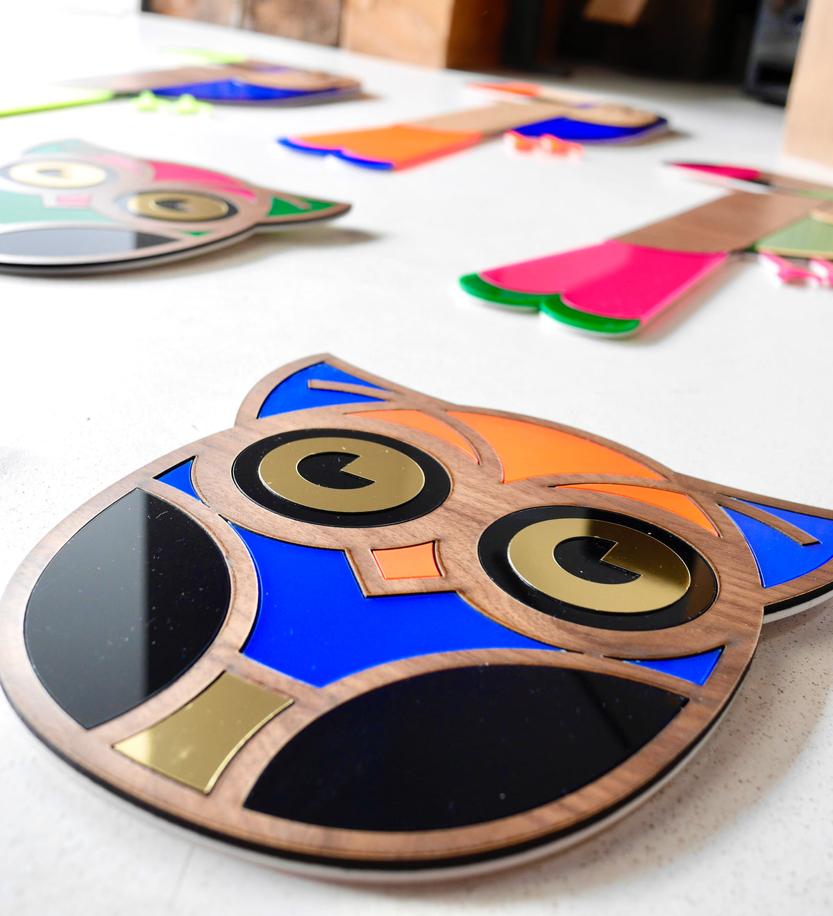 Zoom sur la décoration murale Chouette bleu et orange, fait main en France, plexiglas et bois