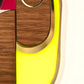 Zoom œil de la décoration murale Toucan jaune et rose, plexiglas coloré et bois, fait main en France