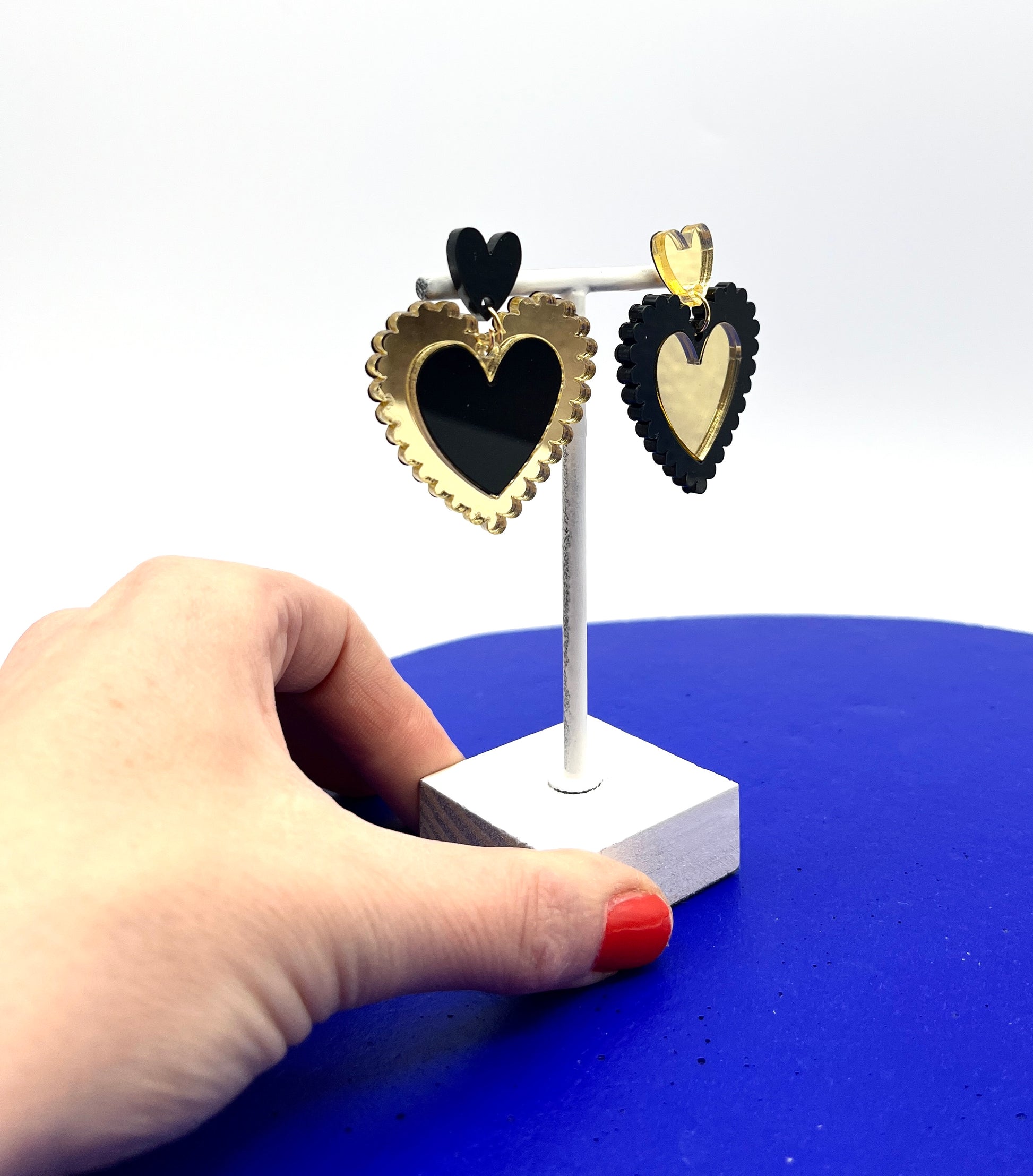 Boucles d’oreilles Amor noir et doré, bijou asymétrique élégant Alicia C
