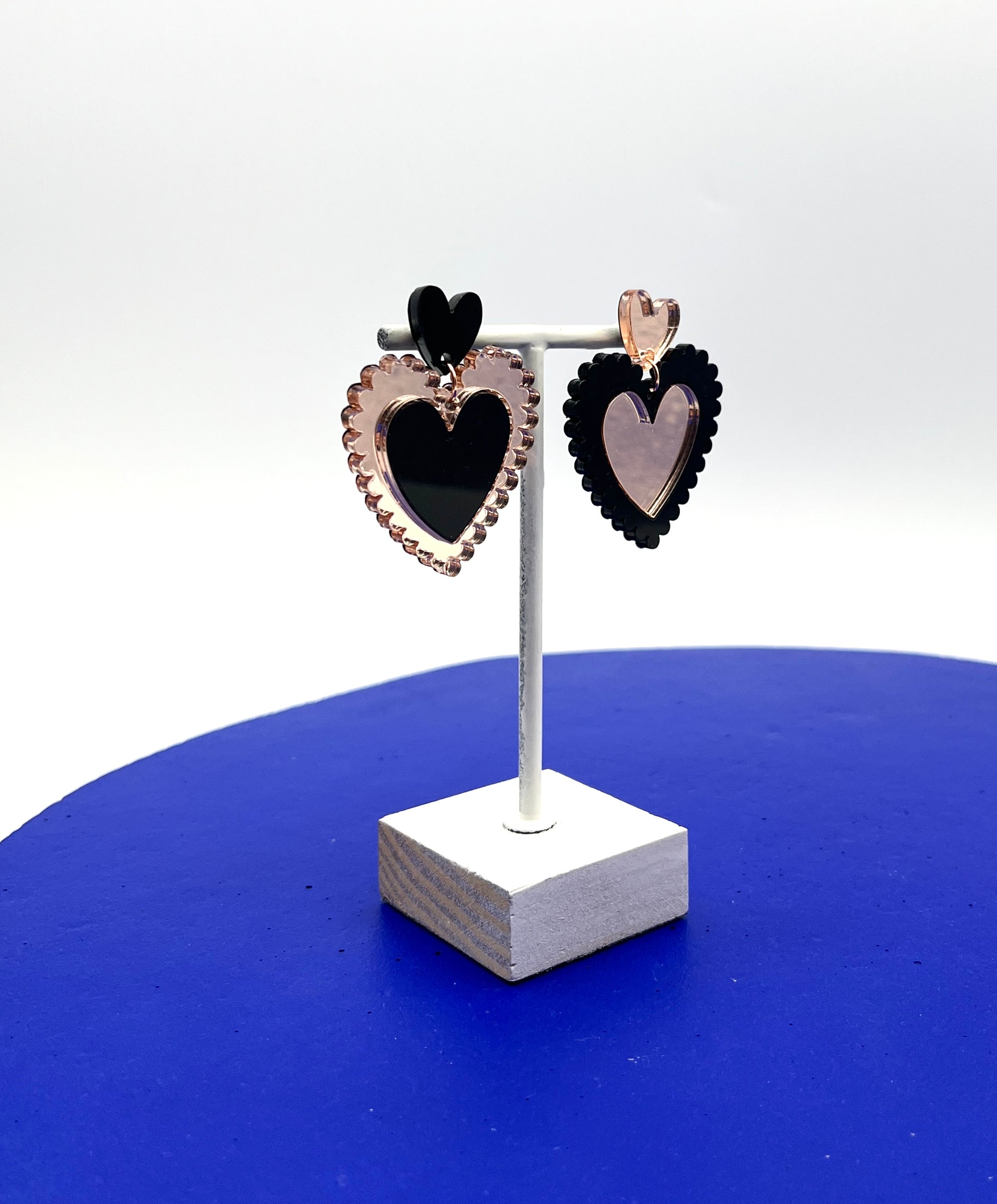 Boucles d’oreilles Amor, rose et noire, fabriquées à Lille 
