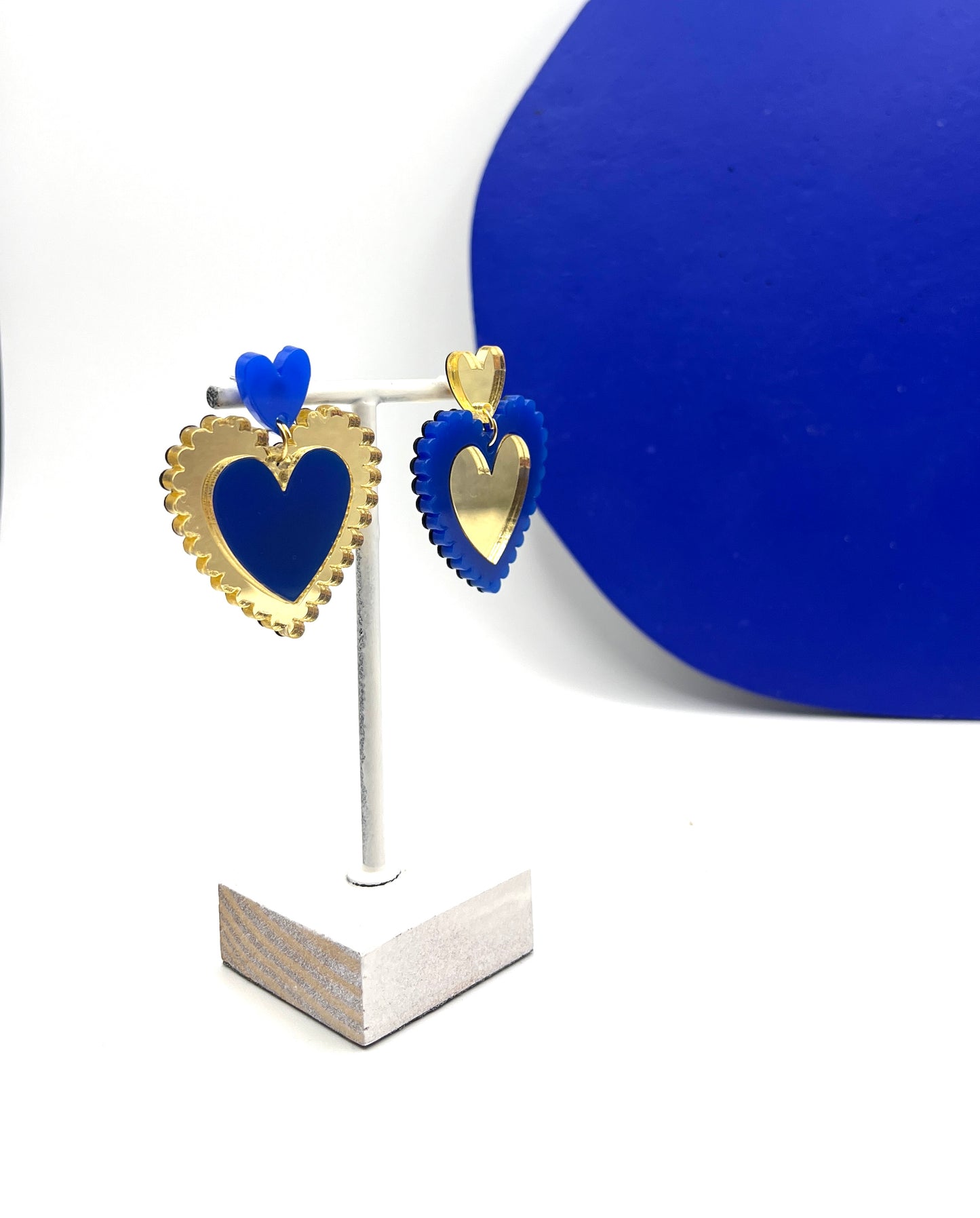 Boucles d’oreilles Amor bleu et doré, bijou asymétrique élégant Alicia C