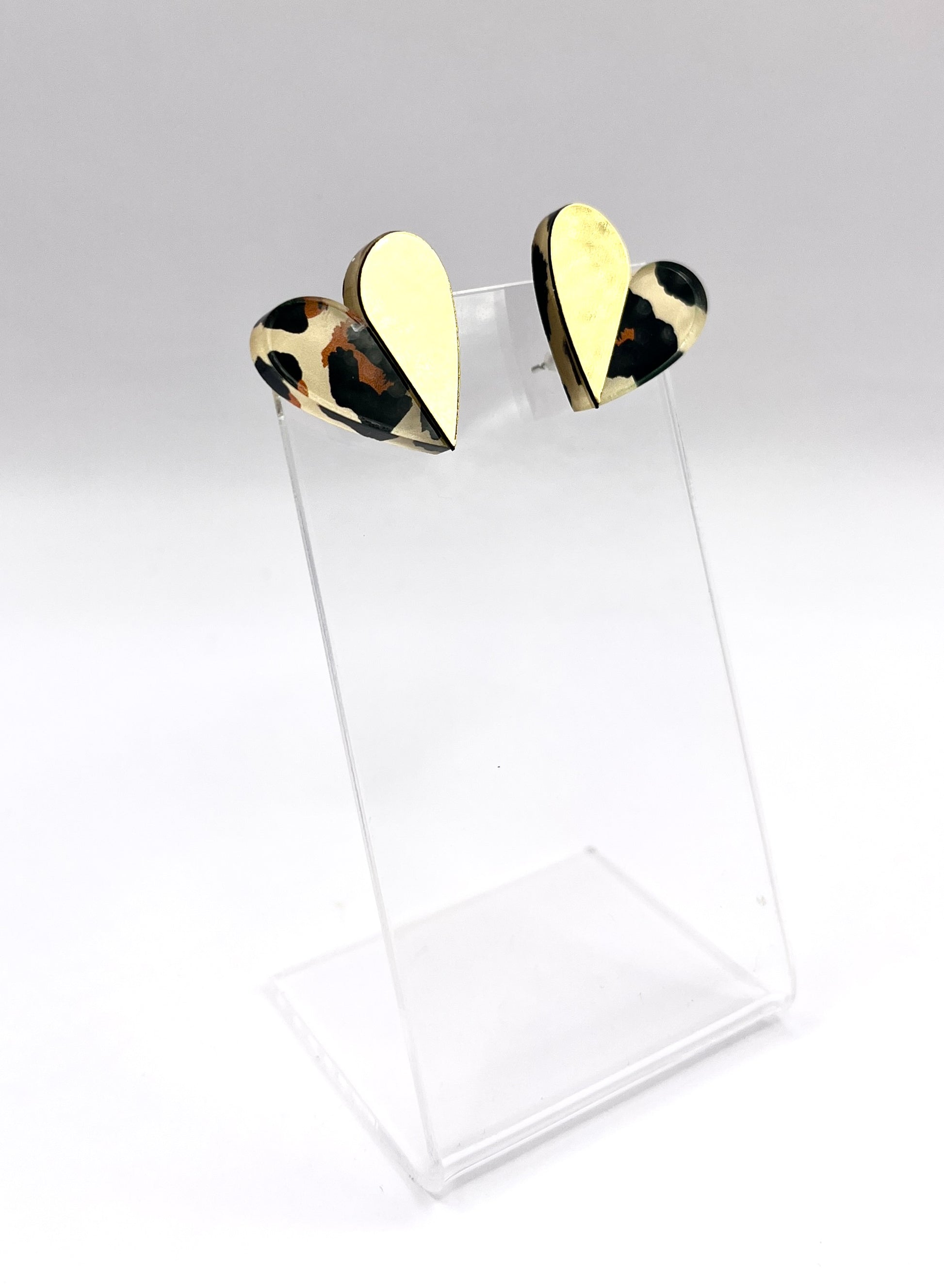 Boucles d'oreilles cœur LOVE Léopard en acrylique fabriquées à Lille