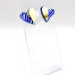 Boucles d'oreilles dépareillées LOVE zebrées bleues