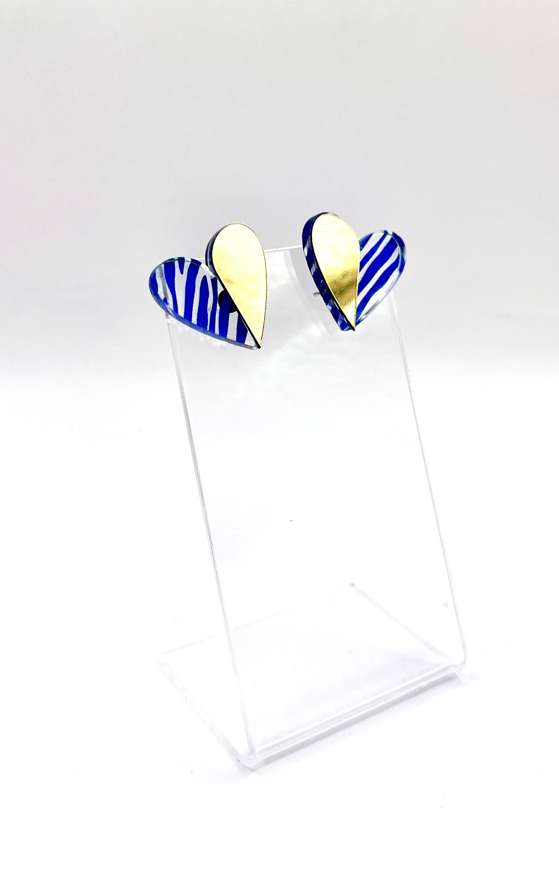 Boucles d'oreilles dépareillées LOVE zebrées bleues