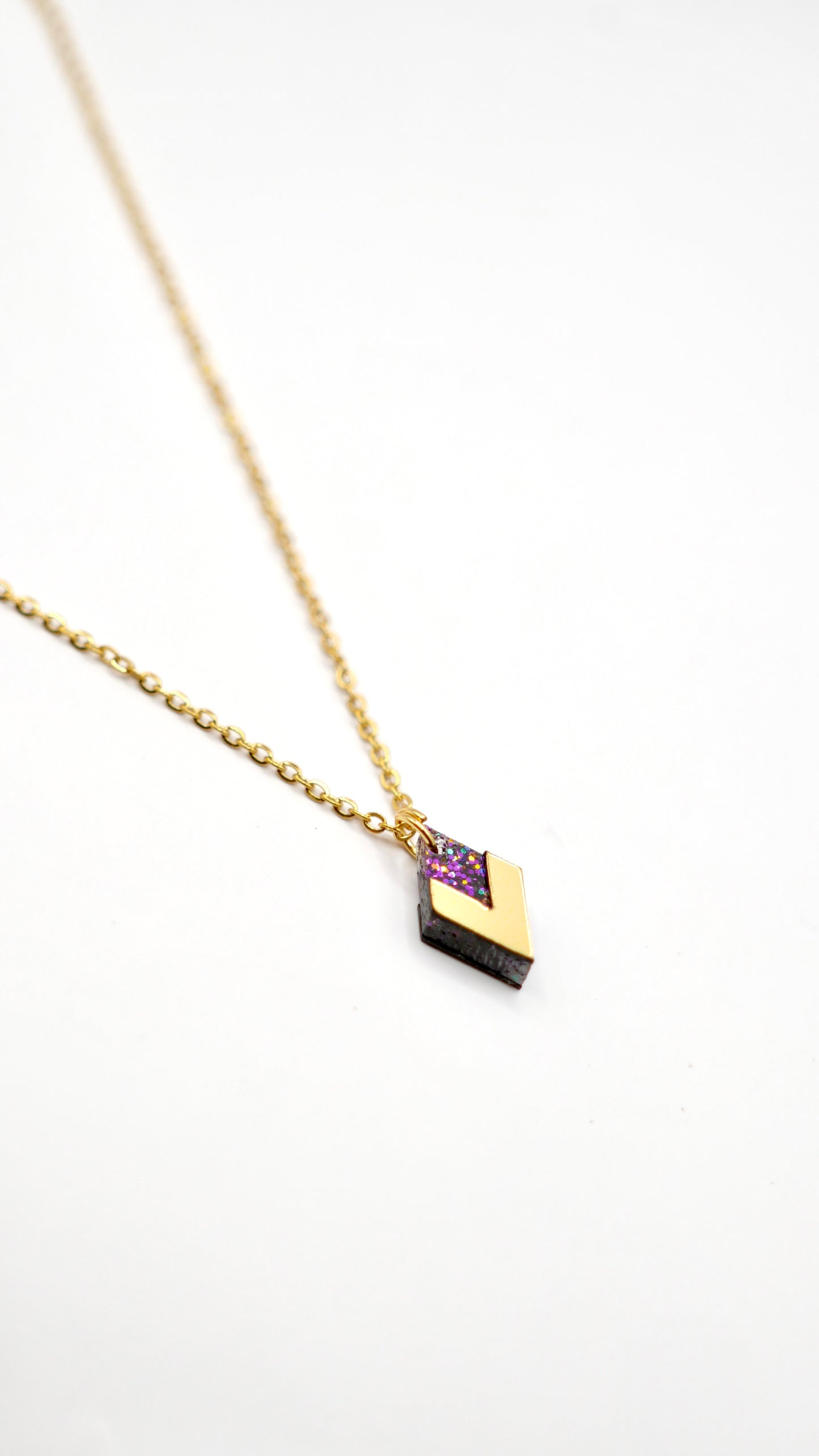 Détail du collier Carmen violet paillettes 