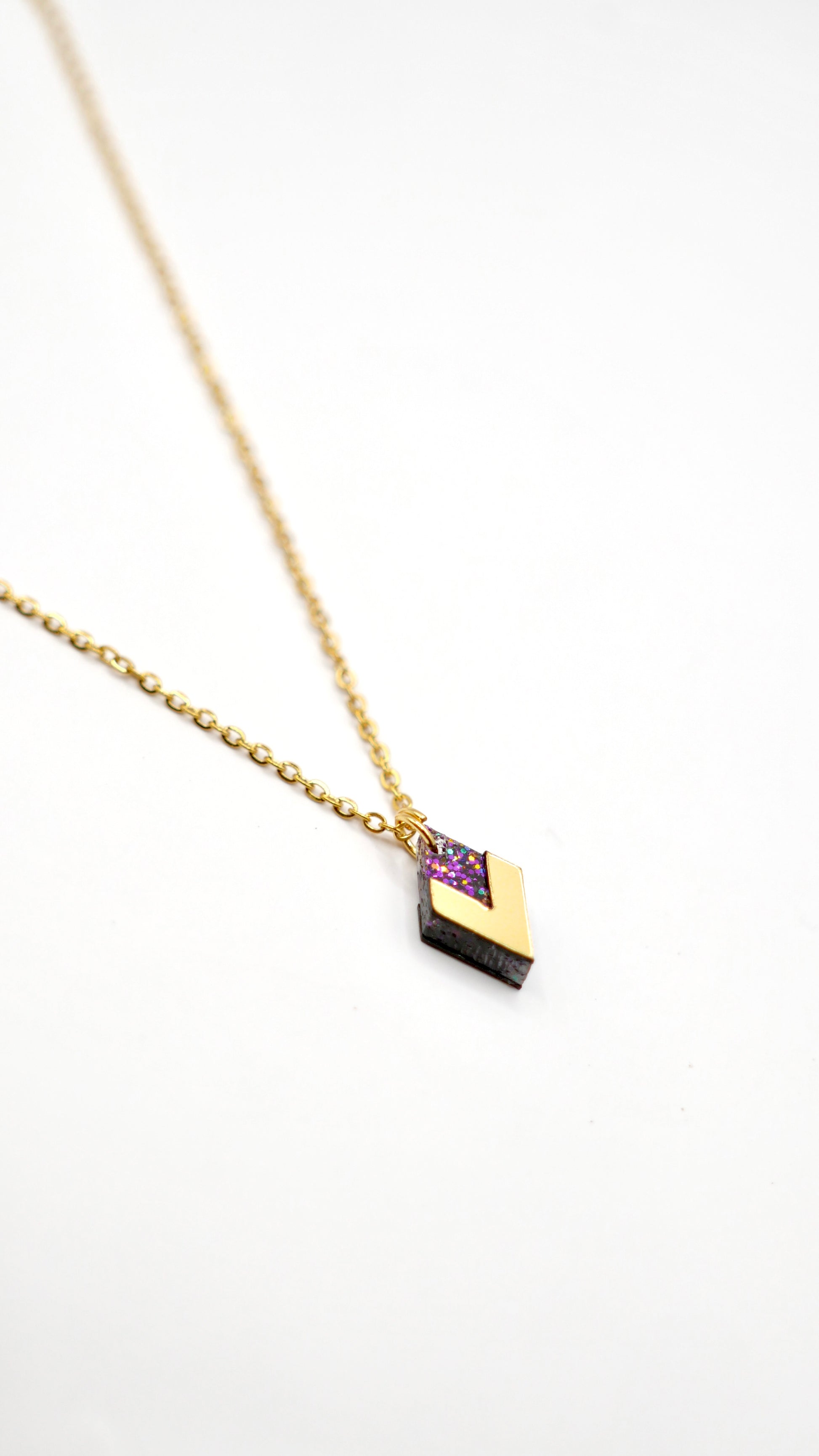 Détail du collier Carmen violet paillettes 